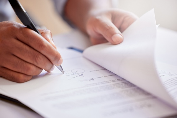 c’est-l’histoire-d’un-employeur-a-qui-l’on-reproche-de-respecter-un-contrat-de-travail…