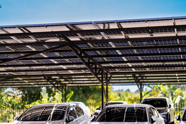loi-de-simplification-de-l’urbanisme-:-du-nouveau-pour-la-solarisation-des-parkings-!
