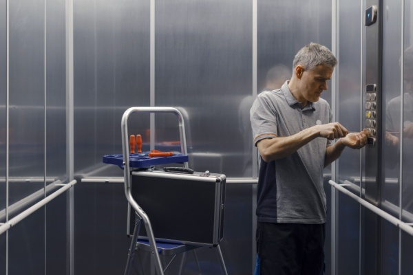 controle-et-securite-des-ascenseurs-:-du-nouveau-pour-les-systemes-d’alerte